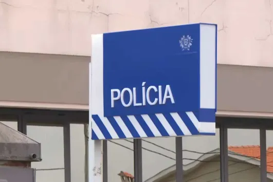 Agente da PSP esfaqueado por jovem dentro da esquadra de Marrazes