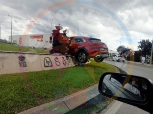 Carro embate e sobe para cima da rotunda do Cavalo na Golegã