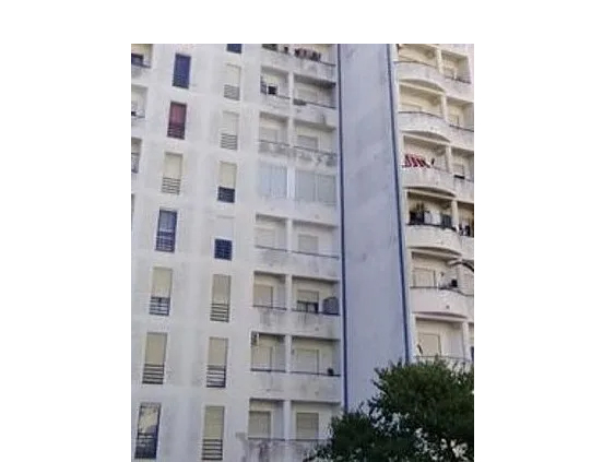 Pai e filha de quatro anos morrem após queda do oitavo andar, em Santarém Pai e filha de quatro anos morrem após queda do oitavo andar, em Santarém