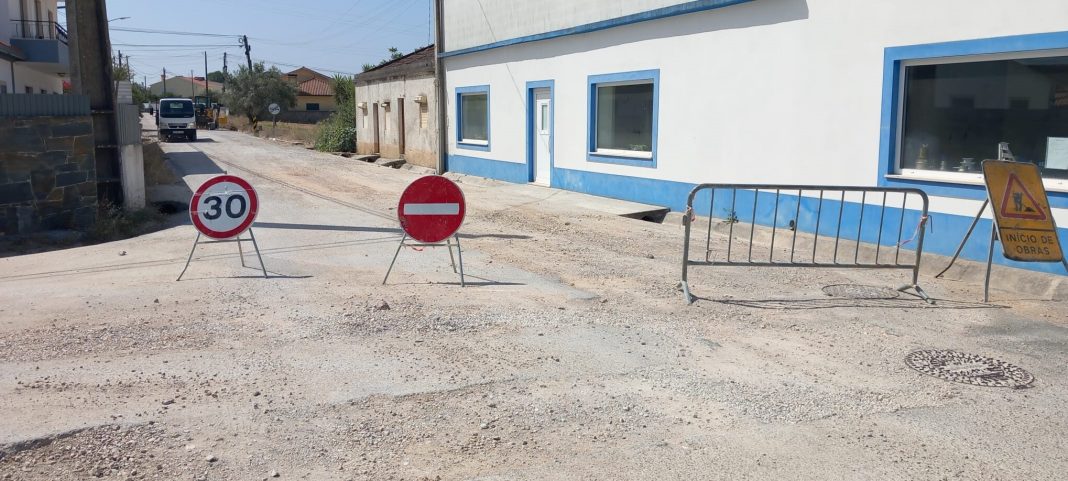 Moradores da Rua da Felicidade, nas Calçadas, estão infelizes com a lentidão das obras de saneamento Moradores da Rua da Felicidade, nas Calçadas, estão infelizes com a lentidão das obras de saneamento