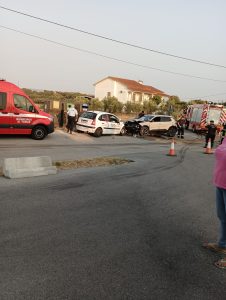 Colisão entre dois veículos provoca três feridos na estrada do Carvalhal Grande 