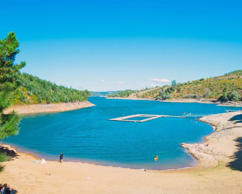 Abrantes quer mais praias fluviais na Albufeira do Castelo do Bode, mas acessibilidades e propriedades privadas travam ambição