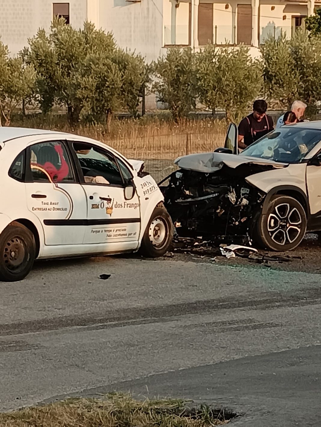 Colisão entre dois veículos provoca três feridos na estrada do Carvalhal Grande