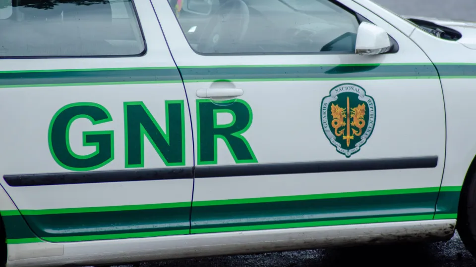Militar da GNR detido por agredir uma mulher e menina de 12 anos em Almeirim Militar da GNR detido por agredir uma mulher e menina de 12 anos em Almeirim