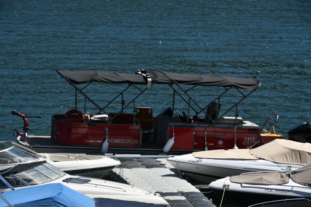 Barco de prevenção e socorro aquático já chegou à albufeira do Castelo do Bode Barco de prevenção e socorro aquático já chegou à albufeira do Castelo do Bode