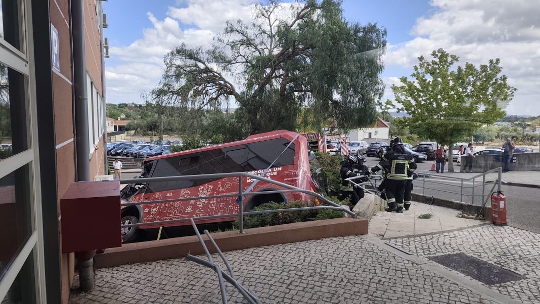 Ferido grave do acidente com autocarro junto ao hospital de Tomar não resistiu. Acabou por falecer Ferido grave do acidente com autocarro junto ao hospital de Tomar não resisitiu. Acabou por falecer.