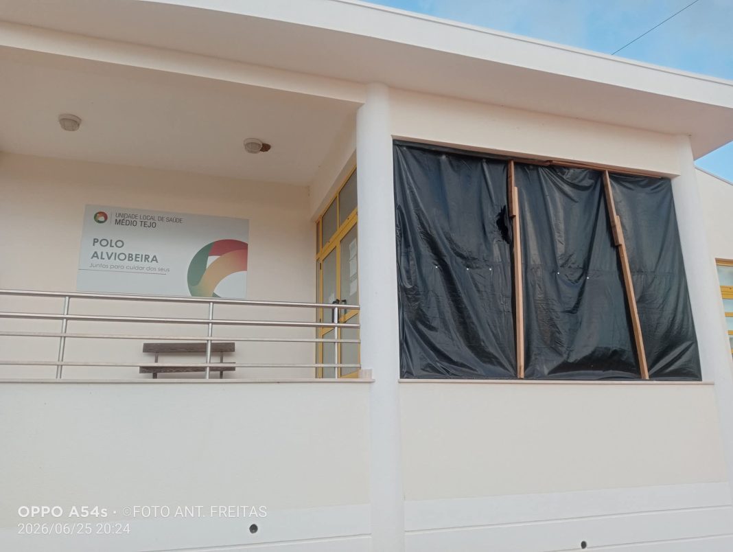 Da escuridão das janelas entaipadas por plásticos há 7 meses à reforma da médica de família Da escuridão das janelas entaipadas por plásticos há 7 meses à reforma da médica de família