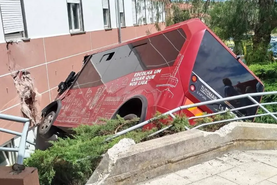 Autocarro despista-se junto ao hospital de Tomar. Há quatro feridos
