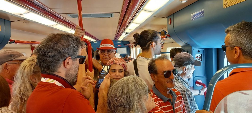 Passe verde, comboios a abarrotar e passageiros sem dignidade Passe verde, comboios a abarrotar e passageiros sem dignidade