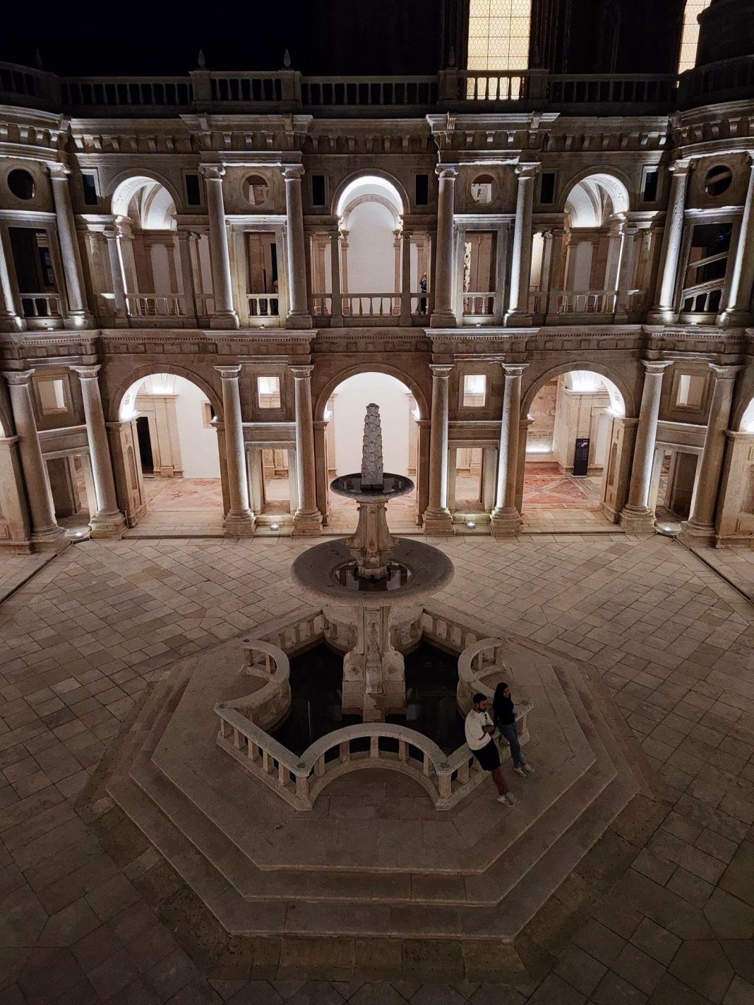 Nova iluminação do Claustro Principal surpreende em visita noturna ao Convento de Cristo