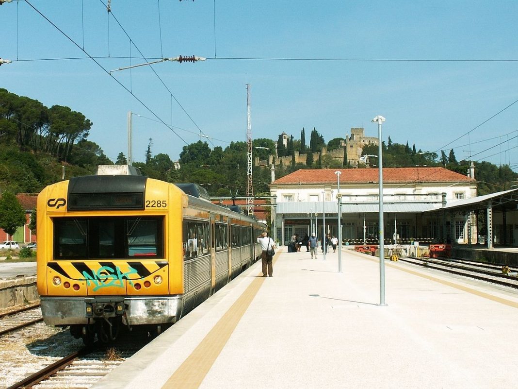 Ramal de Tomar assinala hoje 50 anos da eletrificação que permitiu comboios diretos para Lisboa