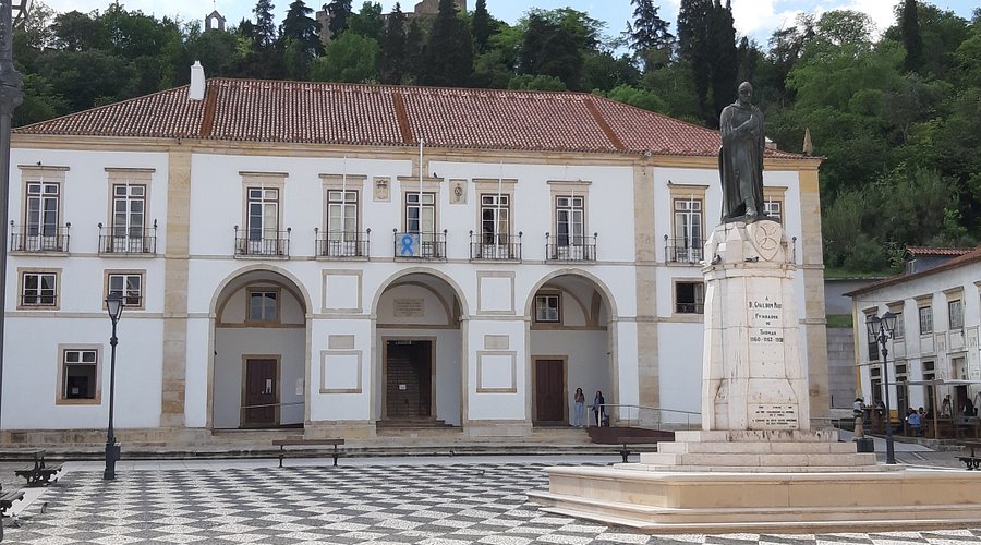 Câmara de Tomar quer contratar pedreiros, cantoneiros, serralheiro e coveiro