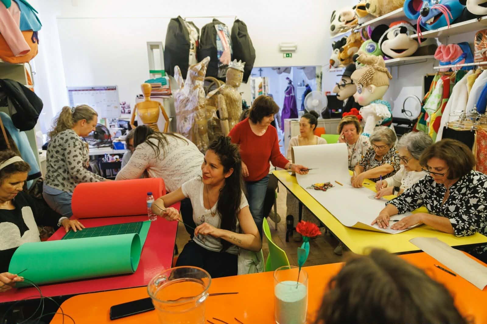 Bonecos do Carnaval de Tomar ganham forma no atelier de Mona Martins na Barquinha