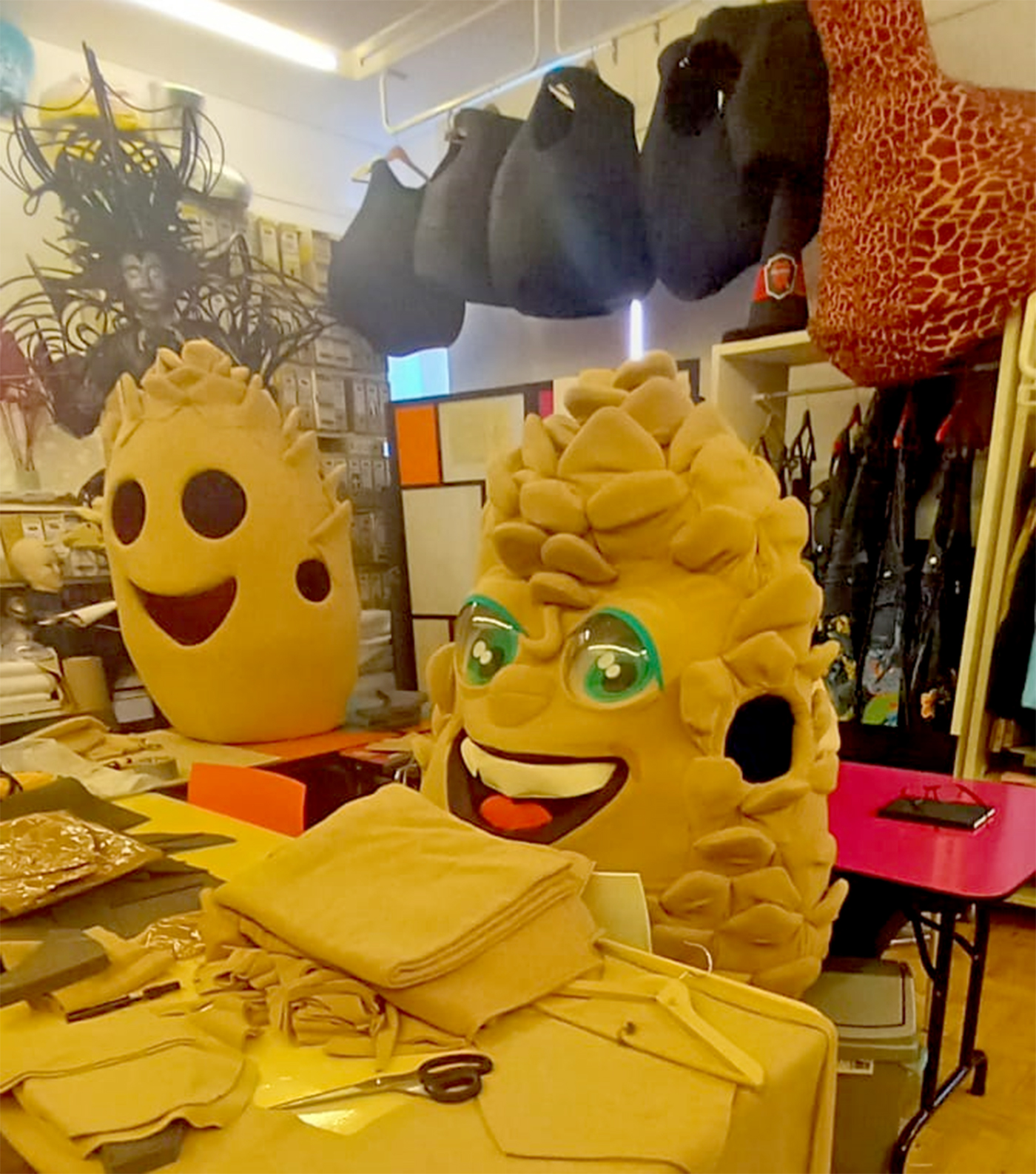 Bonecos do Carnaval de Tomar ganham forma no atelier de Mona Martins na Barquinha
