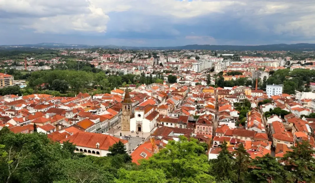 Tomar começa a cobrar taxa turística de dois euros por dormida em novembro Tomar começa a cobrar taxa turística de dois euros por dormida em novembro