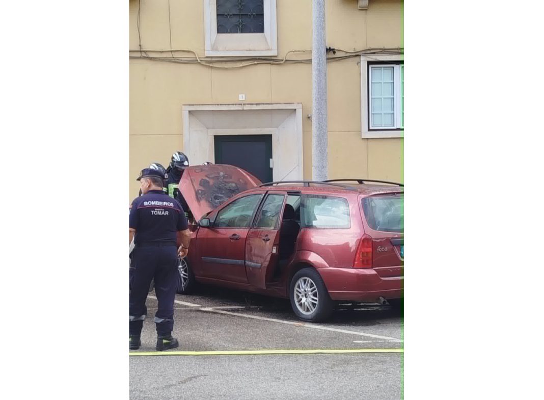 Carro começou a arder na via pública em Tomar Carro começou a arder na via pública em Tomar